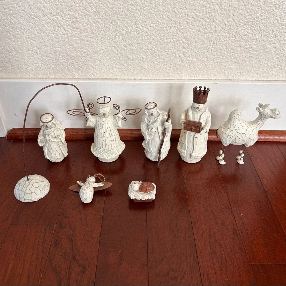 Flurryville Living Quarters Snow Family Nativity Creche, Christmas